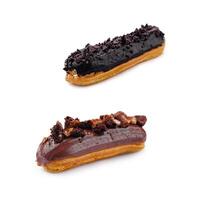 eclairs com chocolate creme e avelãs em branco prato foto