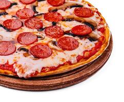 calabresa pizza com linguiça branco fundo foto
