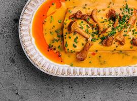 lasanha com chanterelle cogumelos dentro amarelo molho foto