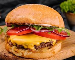 saboroso grelhado casa fez hamburguer com carne bovina, tomate, queijo, cebola e alface. foto