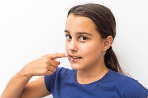 legal adolescente menina face com piercing estilo foto