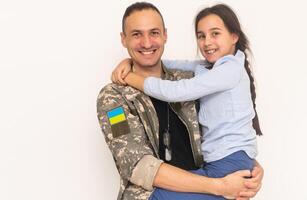 pai dentro ucraniano militares uniforme e dele filha. família reunião foto