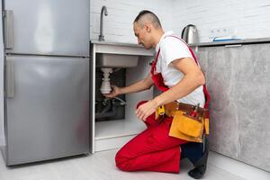 encanador homem consertar reparar serviço envoltórios fluoroplástico selagem material fita por aí torneira mangueira. conceito instalar encanamento dentro banheiro. foto