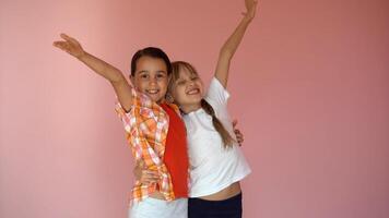 dois pequeno estudantes. Educação, moda, amizade conceito. foto