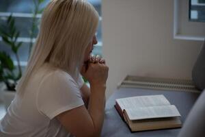 mulher mãos Rezar para Deus. mulher orar para Deus bênção para desejando ter uma Melhor vida. implorando para perdão e acreditam dentro bondade. cristão vida crise oração para Deus foto