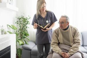 tipo fêmea médico abraçando encorajando Senior masculino paciente dentro hospital. feliz saudável Mais velho homem e dele médico desfrutando falando às enfermagem lar. idosos médico saúde Cuidado conceito. foto