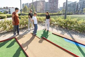 uma Parque infantil dentro a parque equipado para jogando mini golfe foto