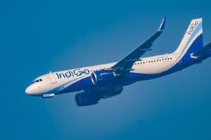 Novo Délhi, Índia, dezembro 25 2023 - índigo airbus A320 levar fora a partir de Indra Gandhi internacional aeroporto Délhi, índigo doméstico avião vôo dentro a azul céu durante dia Tempo foto