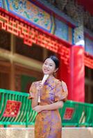 chinês mulher dentro tradicional traje para feliz chinês Novo ano conceito foto