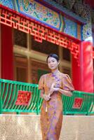 chinês mulher dentro tradicional traje para feliz chinês Novo ano conceito foto