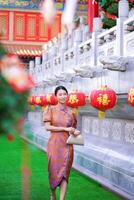 chinês mulher dentro tradicional traje para feliz chinês Novo ano conceito foto