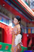 chinês mulher dentro tradicional traje para feliz chinês Novo ano conceito foto