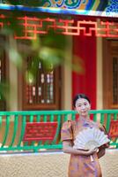 chinês mulher dentro tradicional traje para feliz chinês Novo ano conceito foto