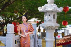 chinês mulher dentro tradicional traje para feliz chinês Novo ano conceito foto