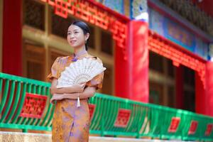 chinês mulher dentro tradicional traje para feliz chinês Novo ano conceito foto