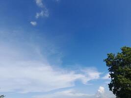 a branco nuvens em a azul céu estão perfeito para a fundo. skyscape em lombok ilha, Indonésia foto