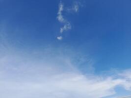 a branco nuvens em a azul céu estão perfeito para a fundo. skyscape em lombok ilha, Indonésia foto