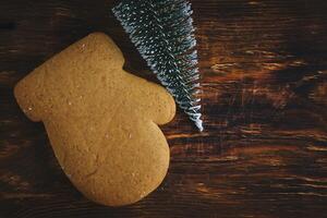 biscoitos Formato do luvas e Natal árvore em de madeira fundo. foto