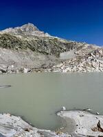 uma lago com pedras e água dentro a primeiro plano foto