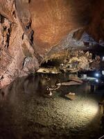 uma caverna com água e pedras dentro isto foto