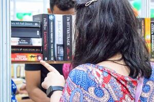 Novo Délhi, Índia, setembro 09 2023 - variedade do livros em estante dentro uma barraca de livros às Délhi internacional livro justo, seleção do livros em exibição dentro anual livro justo. foto