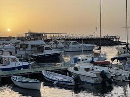 uma grupo do barcos ancorado às uma marina foto