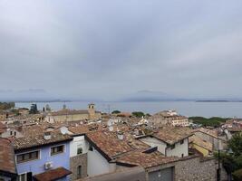 uma Visão do a telhados do uma Cidade com uma lago dentro a fundo foto