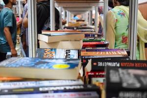 Novo Délhi, Índia, setembro 09 2023 - variedade do livros em estante dentro uma barraca de livros às Délhi internacional livro justo, seleção do livros em exibição dentro anual livro justo. foto