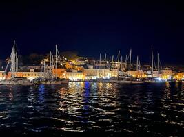 uma Porto às noite com muitos barcos e edifícios foto