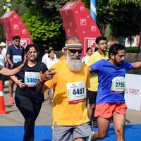 Novo Délhi, Índia - Outubro 15 2023 - vedanta Délhi metade maratona raça depois de cobiçado dentro que maratona participantes sobre para Cruz a terminar linha, Délhi metade maratona 2023 foto