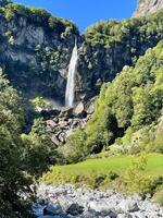 uma cascata dentro a montanhas foto