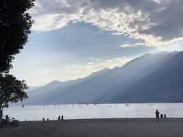 uma Visão do a lago e montanhas foto