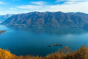 uma Visão do lago como a partir de a topo do uma montanha foto