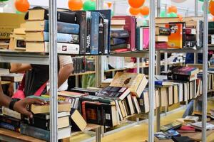 Novo Délhi, Índia, setembro 09 2023 - variedade do livros em estante dentro uma barraca de livros às Délhi internacional livro justo, seleção do livros em exibição dentro anual livro justo. foto