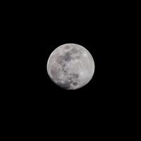 lua cheia no céu escuro durante a noite, grande super lua no céu foto