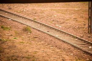 Visão do trem estrada de ferro faixas a partir de a meio durante dia às Kathgodam estrada de ferro estação dentro Índia, brinquedo trem rastrear visualizar, indiano estrada de ferro junção, pesado indústria foto