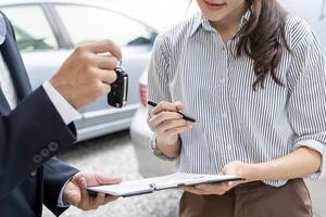 alugar, alugar carro, vender, comprar. a concessionária envia o contrato e as chaves do carro para o novo proprietário assinar. vendas, empréstimo de crédito financeiro, aluguel de veículo, seguro, aluguel, vendedor, negociante, prestação, negócio de cuidados com o carro foto