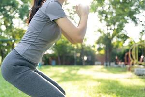 saúde Cuidado fêmea exercer em a parque. ásia mulher fazendo exercícios dentro manhã. equilíbrio, lazer, relaxamento, calma, Boa saúde, feliz, relaxar, saudável estilo de vida, reduzir estresse, pacífico, atitude. foto