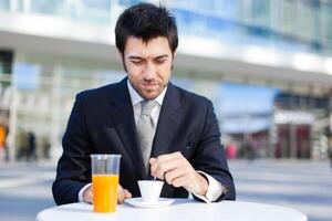 homem de negocios tendo café da manhã foto