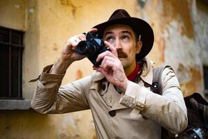 detetive levando fotos dentro uma sidade favela com dele vintage Câmera