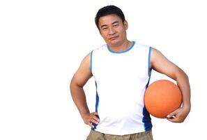 bonito ásia homem detém laranja basquetebol, isolado em branco fundo. conceito, exercício para saúde. saudável estilo de vida. esporte equipamento. trabalhos Fora faz Forte do corpo. foto