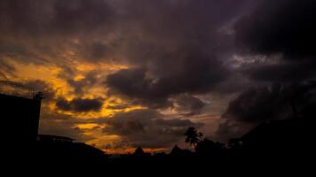 lindo Visualizações do a pôr do sol céu e nascer do sol céu com colorida nuvens foto