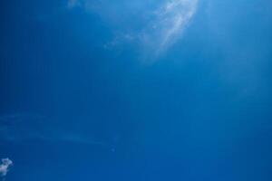fundo de céu azul com nuvens foto