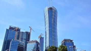 Visão do uma arranha-céu debaixo construção. moderno arquitetura fundo. construção uma arranha-céus prédio, a conceito do real Estado construção. foto