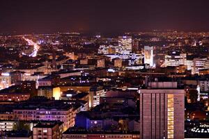 Visão do às noite vidro edifícios e moderno o negócio arranha-céus. Visão do moderno arranha-céus e o negócio edifícios dentro centro da cidade. grande cidade às noite. foto