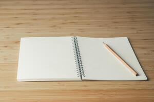 lápis e caderno Lugar, colocar em a de madeira mesa. Educação, Aprendendo e idéia conceito foto