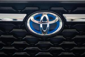 Bangkok, Tailândia - fevereiro 12, 2024 Toyota logotipo em carro, logotipo para híbrido carro a partir de a japonês automóvel fabricante foto