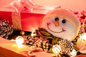 ursinho de natal com decoração e luzes de natal foto