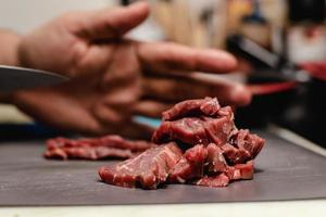 chef preparando bife tártaro de lombo de vaca velha com 40 dias de maturação em restaurante foto