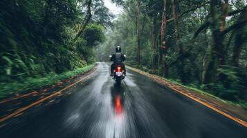 ai gerado uma moto motorista navegação através a chuva em uma densamente arborizada estrada, a cintilante pingos de chuva e exuberante folhagem criando uma cativante ambiente do da natureza abraço foto